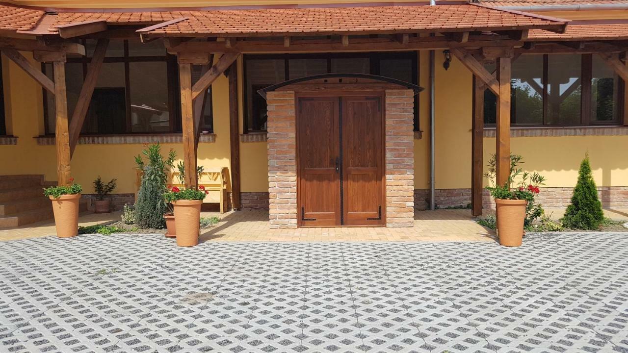 Toscana Apartman Gyula Zewnętrze zdjęcie